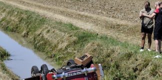 Sustinente, auto della Mille Miglia finisce nel fossato: due giovani in ospedale