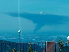 Un gigante nero sopra la pianura: il fumo di Versalis visto dalla Valpolicella