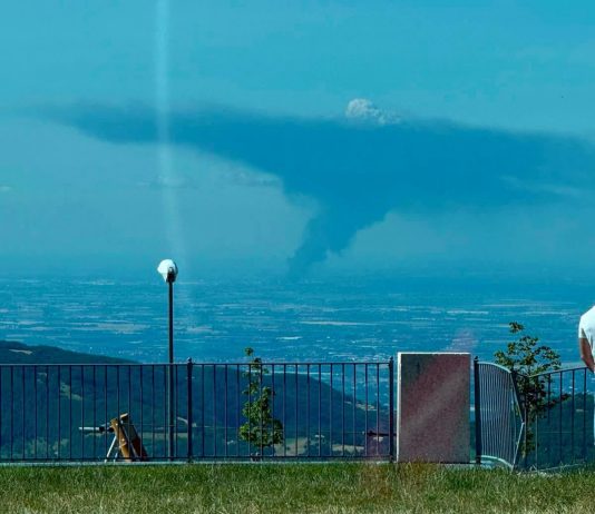 Un gigante nero sopra la pianura: il fumo di Versalis visto dalla Valpolicella