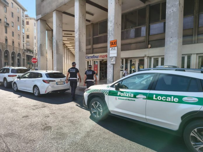 Polizia Locale Piazza Cavallotti estate