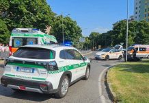 Fugge all’alt della Polizia Locale, percorre contromano piazzale Gramsci e si schianta contro un’auto