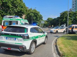 Fugge all’alt della Polizia Locale, percorre contromano piazzale Gramsci e si schianta contro un’auto