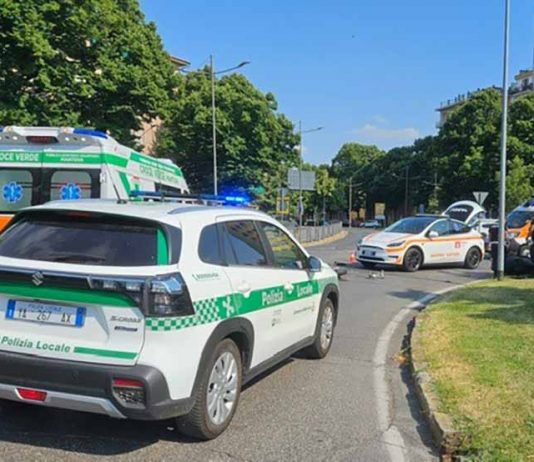Fugge all’alt della Polizia Locale, percorre contromano piazzale Gramsci e si schianta contro un’auto