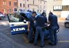 Calci, pugni e minacce agli agenti per favorire la fuga del compagno: arrestata