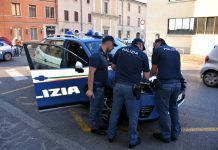 Calci, pugni e minacce agli agenti per favorire la fuga del compagno: arrestata