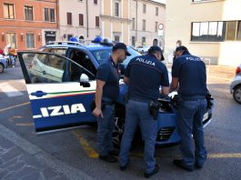 Calci, pugni e minacce agli agenti per favorire la fuga del compagno: arrestata