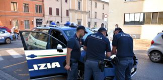 Calci, pugni e minacce agli agenti per favorire la fuga del compagno: arrestata