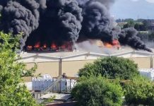 Mantova, incendio in Versalis: in fiamme un magazzino di materiale plastico. Operai evacuati. Enorme nube di fumo nero visibile in tutta la provincia