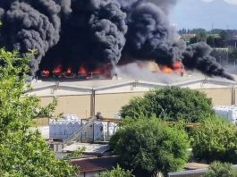 Incendio Versalis, ordinanze dei sindaci di Mantova e di Curtatone ai residenti: “State in casa con finestre chiuse”