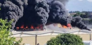 Mantova, incendio in Versalis: in fiamme un magazzino di materiale plastico. Operai evacuati. Enorme nube di fumo nero visibile in tutta la provincia