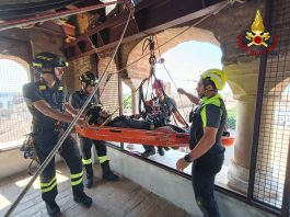Addestramento spettacolare dei Vigili del Fuoco sul campanile del Duomo
