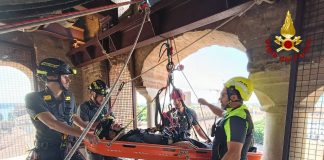Addestramento spettacolare dei Vigili del Fuoco sul campanile del Duomo