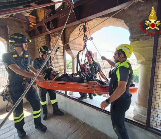 Addestramento spettacolare dei Vigili del Fuoco sul campanile del Duomo