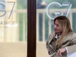 G7, Meloni in tailleur e cravatta scherza con i leader: “Consideratemi una ‘fighter'”