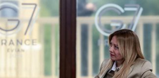 G7, Meloni in tailleur e cravatta scherza con i leader: “Consideratemi una ‘fighter'”