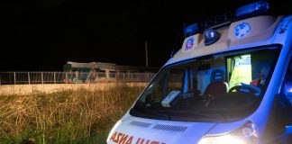Crotone, scontro tra due auto e cavalli vaganti: morta una donna