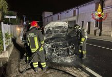 Castellucchio, vettura a gasolio in fiamme mentre percorre via Roma