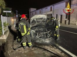 Castellucchio, vettura a gasolio in fiamme mentre percorre via Roma