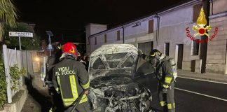 Castellucchio, vettura a gasolio in fiamme mentre percorre via Roma
