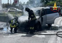 Auto in fiamme a Porta Mulina, i Vigili del Fuoco spengono il rogo