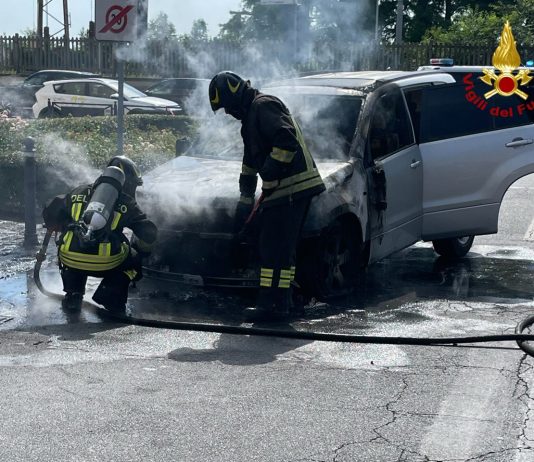 Auto in fiamme a Porta Mulina, i Vigili del Fuoco spengono il rogo
