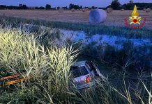 Auto finisce nel canale a San Benedetto Po, conducente sotto shock