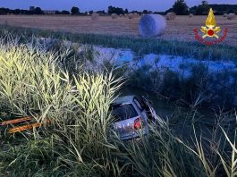 Auto finisce nel canale a San Benedetto Po, conducente sotto shock
