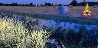 Auto finisce nel canale a San Benedetto Po, conducente sotto shock