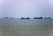 Usa-Iran, resta nodo Hormuz. Trump: “Nessun pedaggio durante e dopo cessate il fuoco”. Oggi colloqui in Svizzera