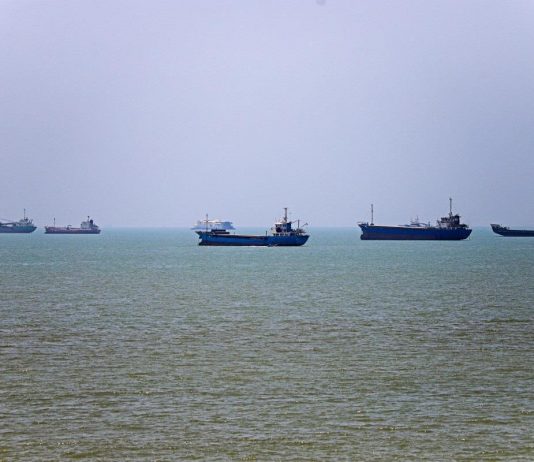 Usa-Iran, resta nodo Hormuz. Trump: “Nessun pedaggio durante e dopo cessate il fuoco”. Oggi colloqui in Svizzera