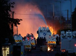 Irlanda del Nord, nuovi scontri anti-immigrati: polizia usa cannoni ad acqua vicino Belfast