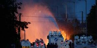 Irlanda del Nord, nuovi scontri anti-immigrati: polizia usa cannoni ad acqua vicino Belfast