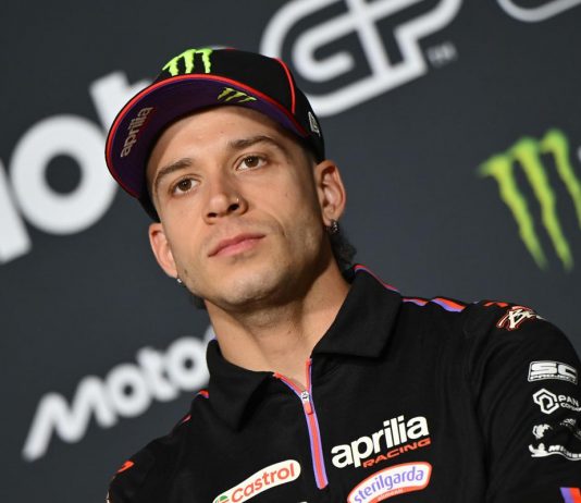MotoGp, Bezzecchi si scusa: “Nessuna giustificazione”. L’abbraccio con il marshall dopo la lite