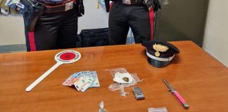 Canneto, in auto con droga e coltello a serramanico: denunciato 19enne