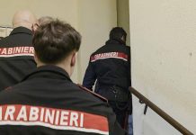 Napoli, picchia la nonna e lo annuncia sui social: arrestato
