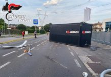 Castiglione, camion perde due container e danneggia la recinzione della caserma