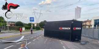 Castiglione, camion perde due container e danneggia la recinzione della caserma