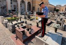 Moglia, malviventi devastano il cimitero: rubate croci e immagini sacre in rame, tombe vandalizzate