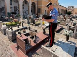 Moglia, malviventi devastano il cimitero: rubate croci e immagini sacre in rame, tombe vandalizzate