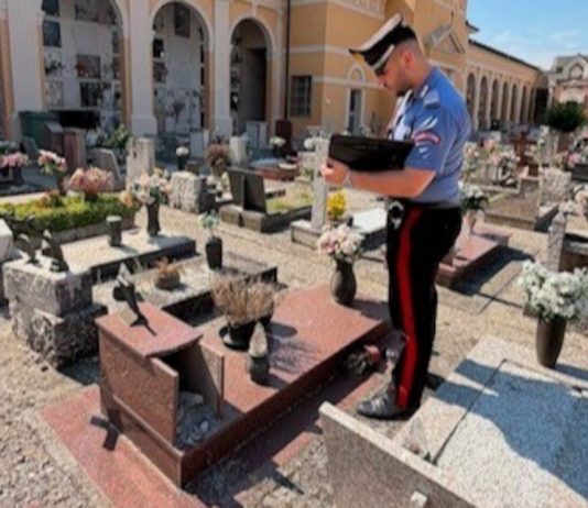 Moglia, malviventi devastano il cimitero: rubate croci e immagini sacre in rame, tombe vandalizzate