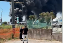 Fiamme al casello di Riccione: traffico paralizzato e colonna di fumo visibile dalla riviera
