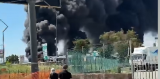Fiamme al casello di Riccione: traffico paralizzato e colonna di fumo visibile dalla riviera