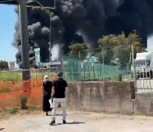 Fiamme al casello di Riccione: traffico paralizzato e colonna di fumo visibile dalla riviera