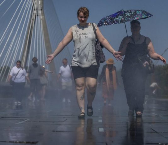 Caldo record in Europa, l’ondata si sposta a Est: Budapest verso i 40°C, allerta in 7 Paesi
