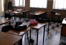 Mirandola, “Dammi le sigarette o sparo”: studente punta pistola contro il professore