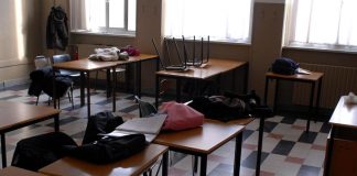 Mirandola, “Dammi le sigarette o sparo”: studente punta pistola contro il professore