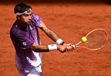 Svajda si fa male, Cobolli corre ad aiutarlo: fair play al Roland Garros