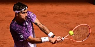 Svajda si fa male, Cobolli corre ad aiutarlo: fair play al Roland Garros