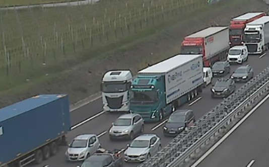Autista 74enne ferito in incidente con camion sulla A22