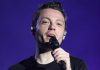Tiziano Ferro fatica al concerto e preoccupa fan: “Che gli è successo?”